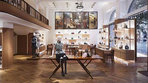 Find Louis Vuitton Stores in Switzerland .